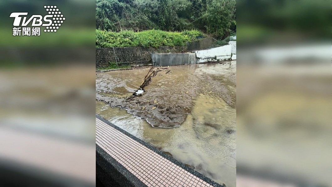 秀水高工「水上樂園」大雨淹校園 學生跑堂像渡河