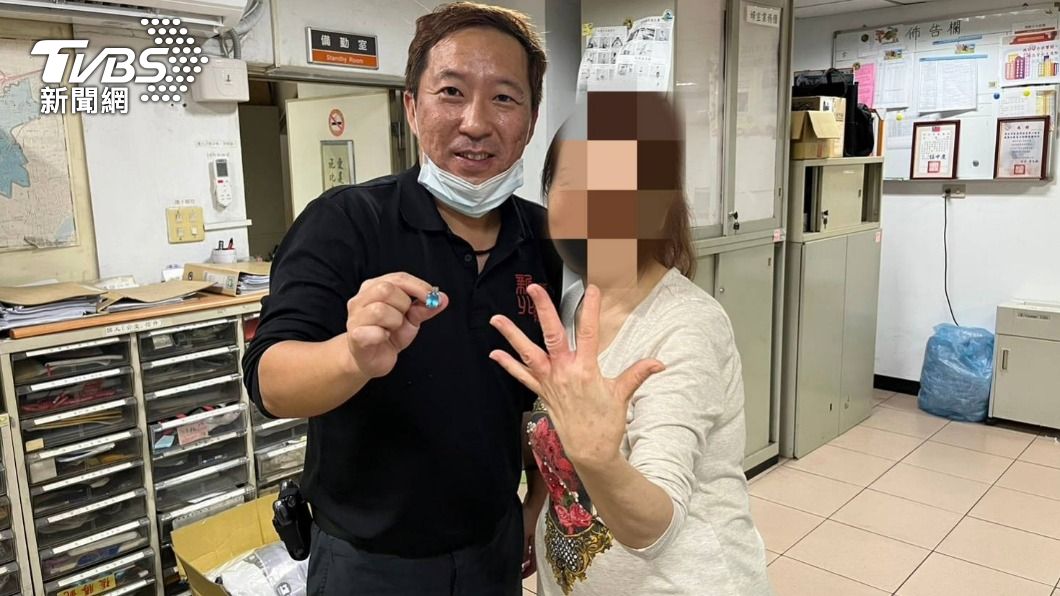 戒指摘不下!女從紐約曼哈頓來台求助 「脫戒達人」成功救援