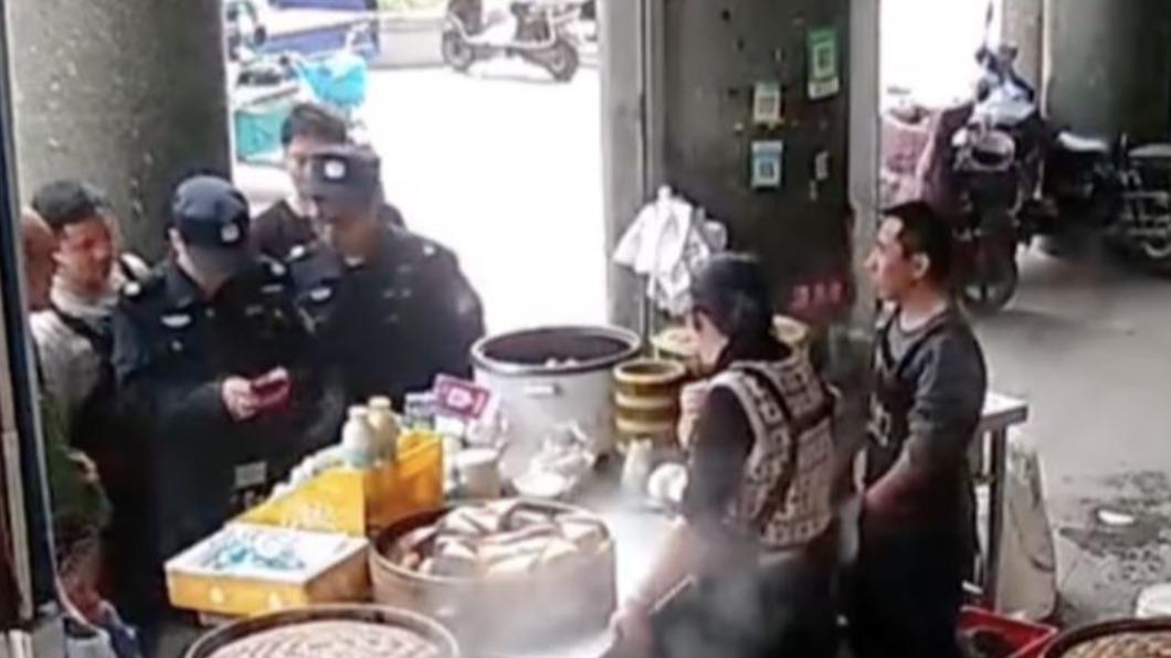警方到場處理退款。(圖/翻攝自微博)