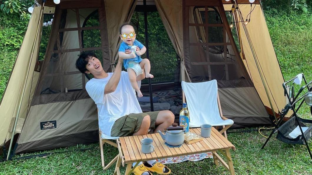 許書豪自爆直到兒子2個月大後才有當爸的感覺,這陣子常帶兒子去露營。(圖/翻攝自許書豪臉書)