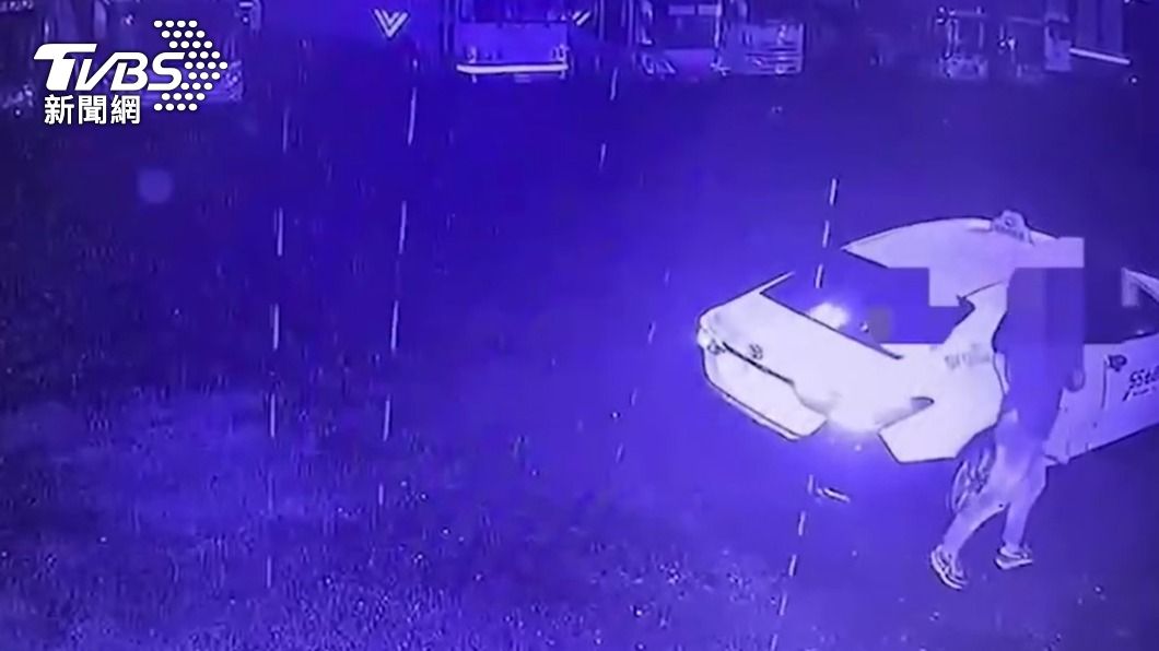 劉姓少年獨自下車。(圖/民眾提供)