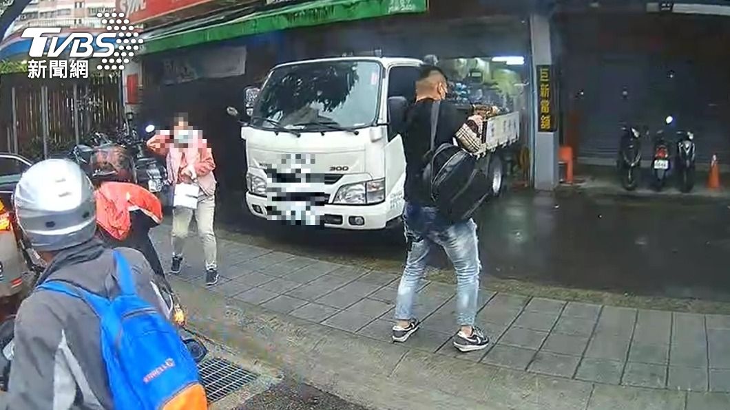 6小時後劉姓少年現身當鋪前犯案。(圖/翻攝記者爆料網)