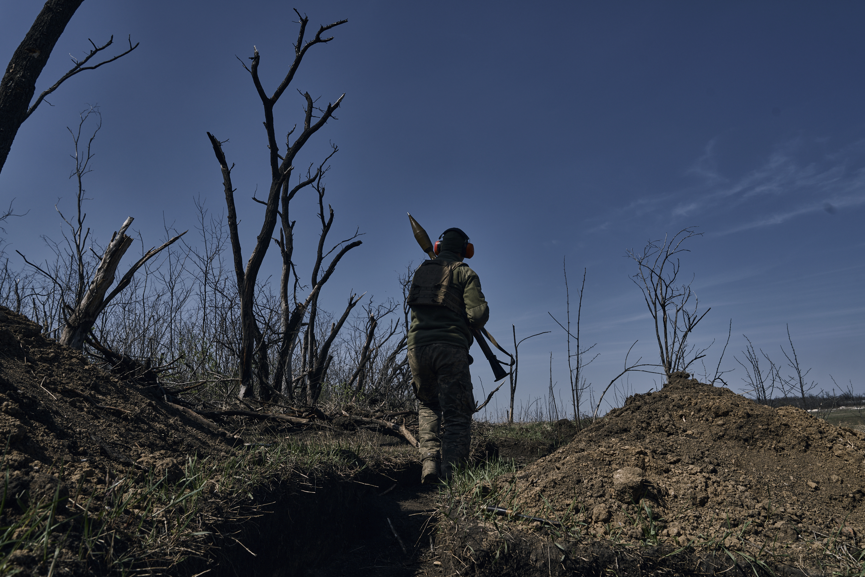 美軍以「絞肉戰場」形容巴赫姆特攻防戰,烏克蘭與瓦格納傭兵在此激烈交火。(畫面來源:AP)