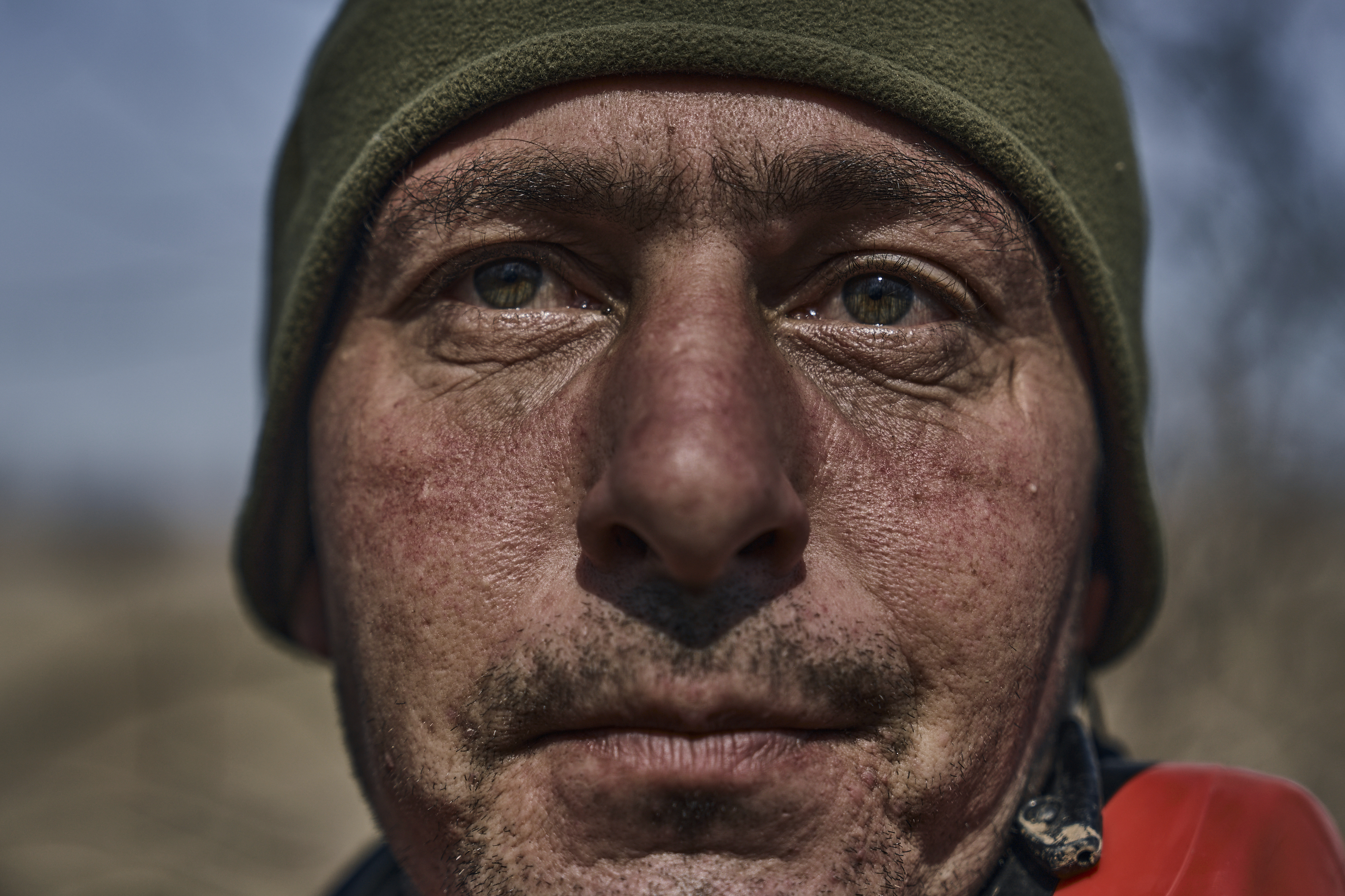 烏克蘭士兵無懼瓦格納傭兵的猛烈攻擊,臉上表情盡顯剛毅。(畫面來源:AP)