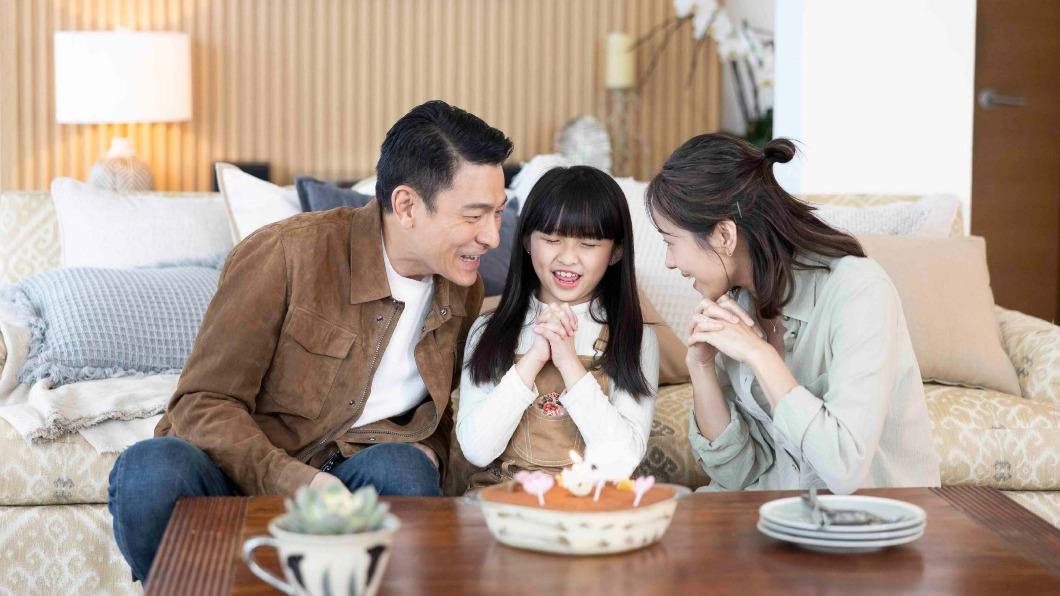 劉德華父愛爆發 與老婆、女兒玩遊戲!享天倫之樂畫面曝光