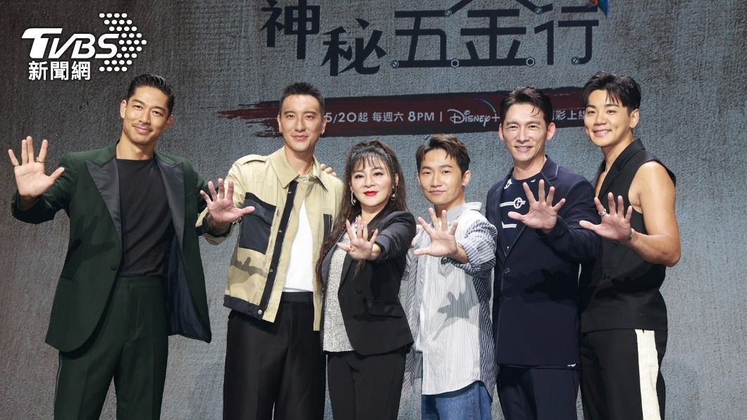 AKIRA(左起)、王陽明、王彩樺、蔡昌憲、温昇豪與禾浩辰一同在台南開設五金行。(圖/黃城碩攝)