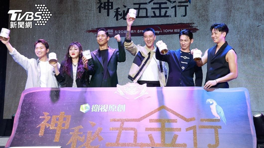 6人一起倒入流沙,進行啟動儀式。(圖/黃城碩攝)