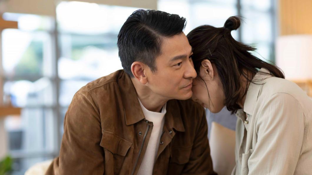 影帝劉德華(左)與影后林嘉欣(右)二度飾演夫妻,兩人像敘舊一樣自然。(圖/寬銀慕電影製作有限公司提供)