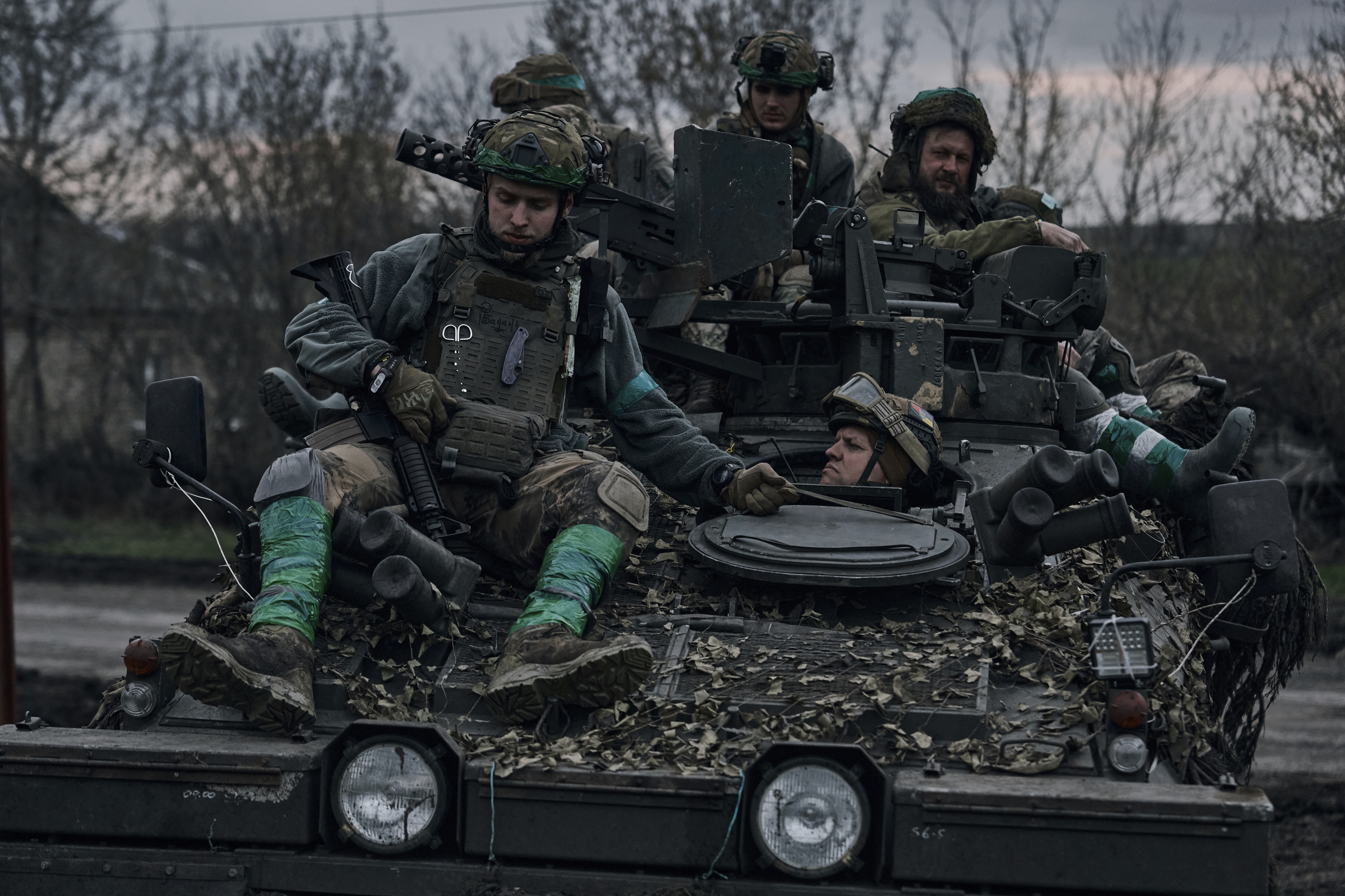 瓦格納傭兵集團攻勢猛烈,烏克蘭軍方調集多支參加過重要戰役的精銳部隊前進巴赫姆特。(畫面來源:AP)