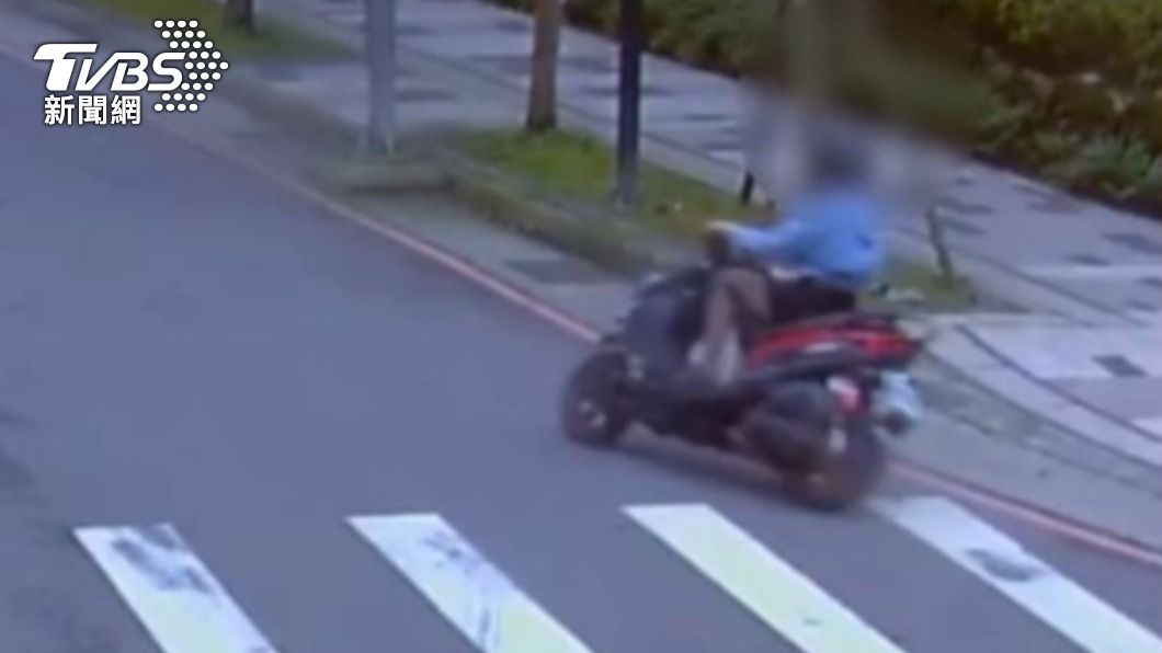 男子男扮女裝當街做出暴露行為，之後騎車逃逸。（圖／TVBS）