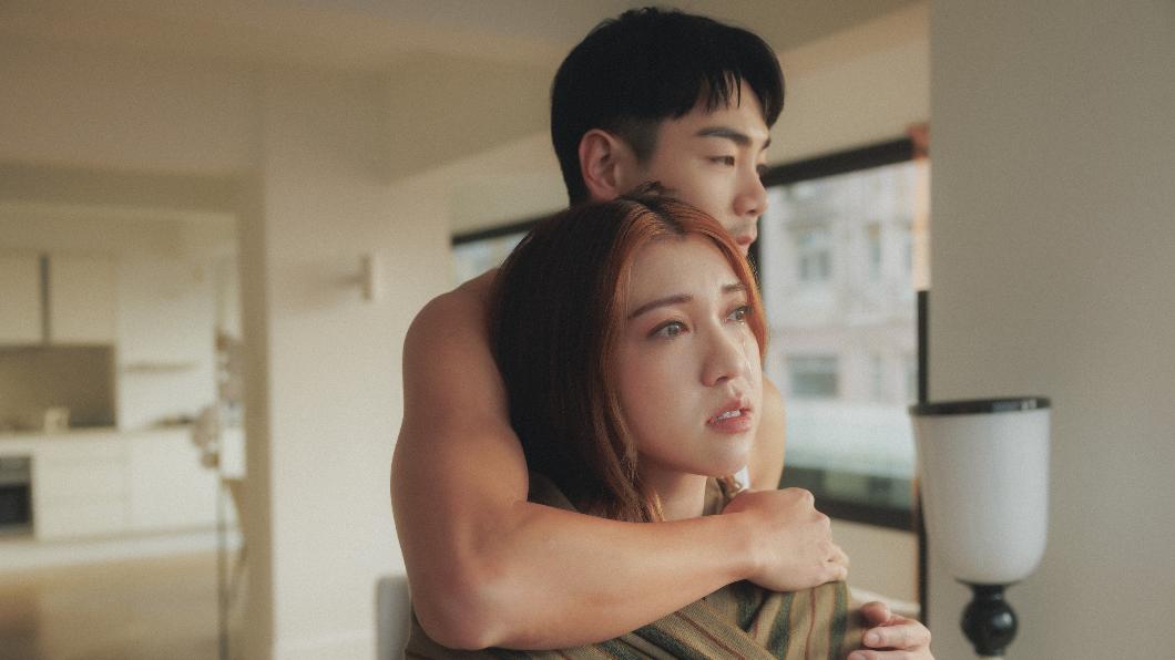 和禾浩辰滾床搞「婚外情」 女星羞曝激吻感想:像親自己的手