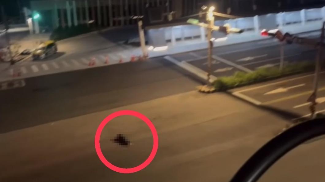 驚險!酒醉男橫躺高速公路匝道口　險象環生