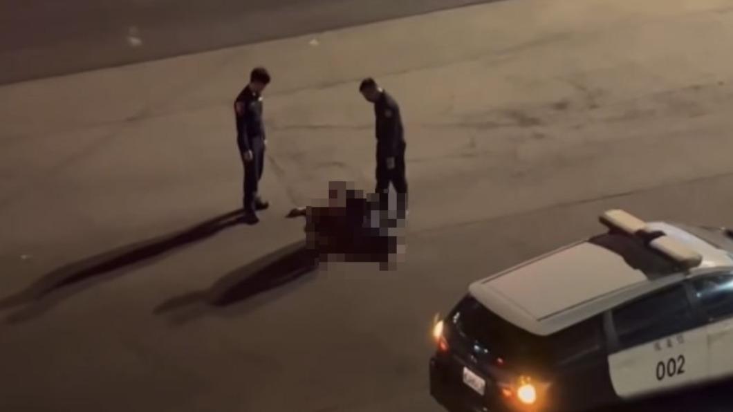 警方巡邏時聽到民眾呼喊,表示有酒醉男子睡在馬路中央,於是員警下車將酒醉男攙扶至路旁。(圖/民眾提供)