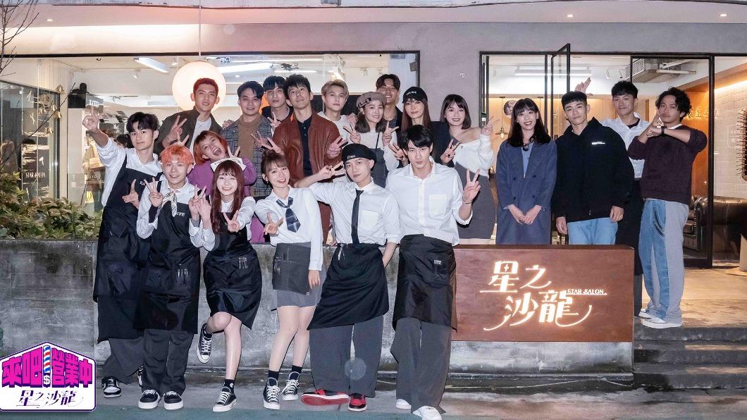 「星之沙龍」員工們與當天的警察客人一同大合照。(圖/TVBS)