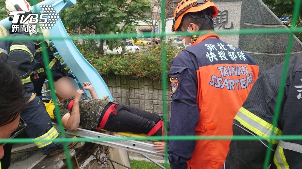 警消將傷者送醫。(圖/TVBS)