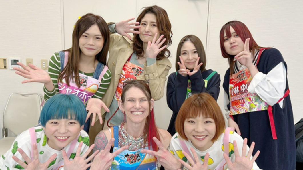 小慧(上排左起)、Angela佐藤、Tamako、小林結奈、雙胞胎姐姐佳子(下排左起)、莫莉、雙胞胎妹妹亞子等多位大胃王在日本相遇。(圖/緯來提供)