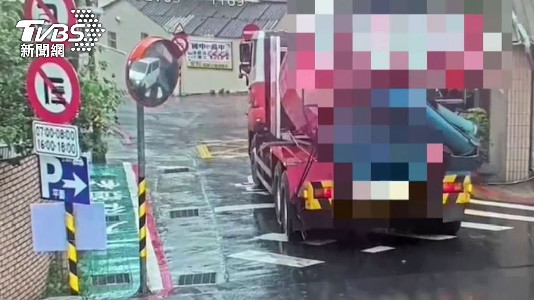 混凝土車違規逆向。(圖/TVBS)