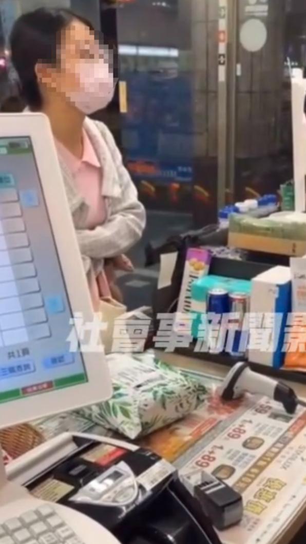女顧客取貨但忘了手機末三碼,和店員爆發衝突。(圖/翻攝自社會事新聞影音)