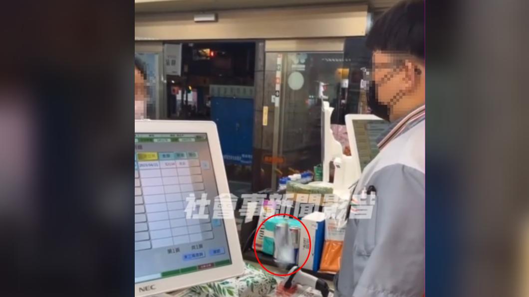 女顧客將千元大鈔丟在桌上。(圖/翻攝自社會事新聞影音)