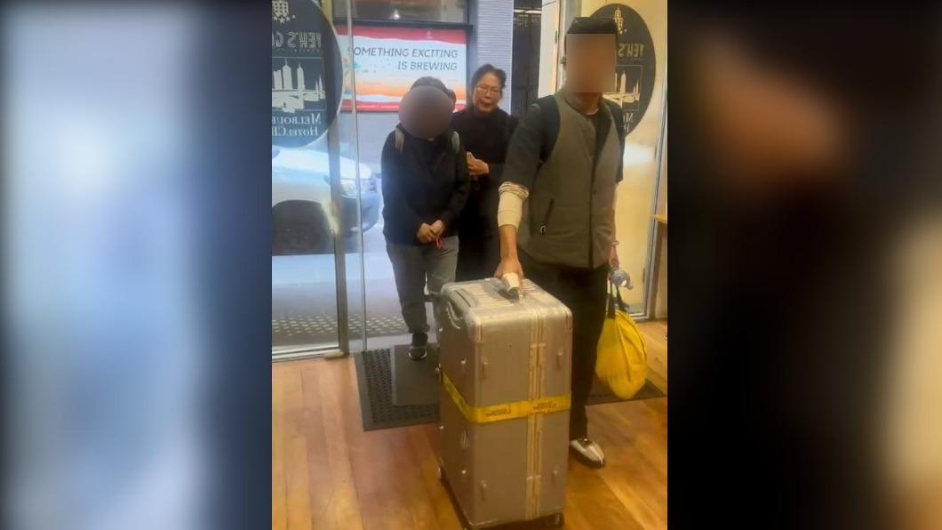 陳姓死者家屬在當地慈濟志工協助下入住飯店。(圖/TVBS)