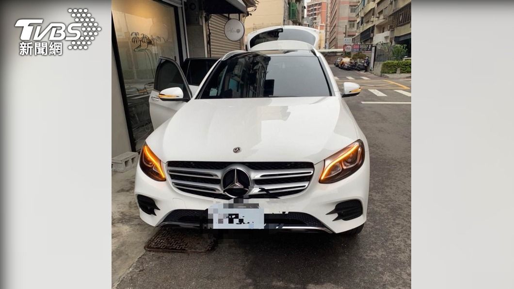 警方查扣嫌犯名下的賓士車。（圖／警方提供）