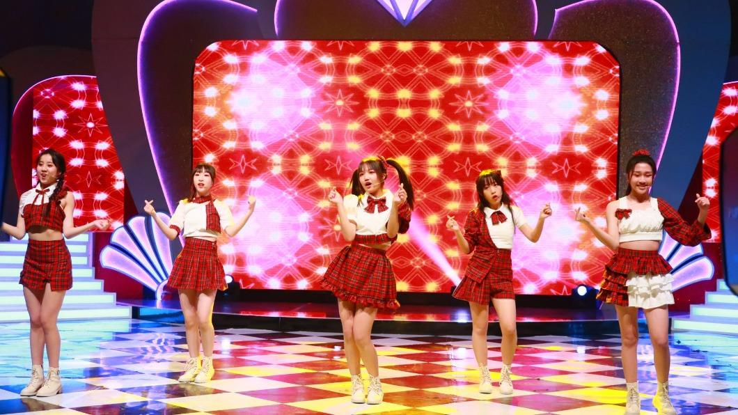 白冰冰栽培的「冰冰show少女隊」成員有張家瑜（左起）、黃宥臻、張羽靚、許芷芸、張思媛。（圖／中視提供）