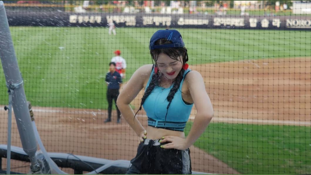 李多慧「涼水祭」應援片曝光！　清涼泳裝球迷嗨翻