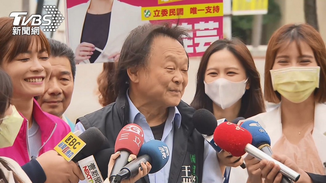 甫贏得立委初選的議員王世堅替市議員彭佳芸站台。(圖/TVBS資料畫面)