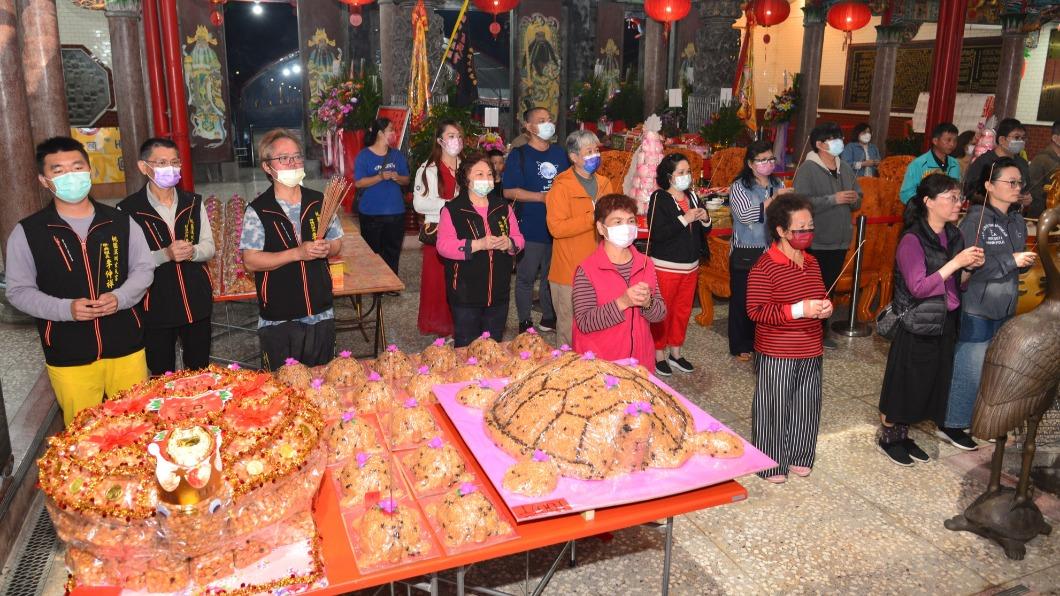 廟方擺出大量的供品,向玄天上帝祝壽。(圖/翻攝自「桃園新屋深圳玄天宮」臉書)