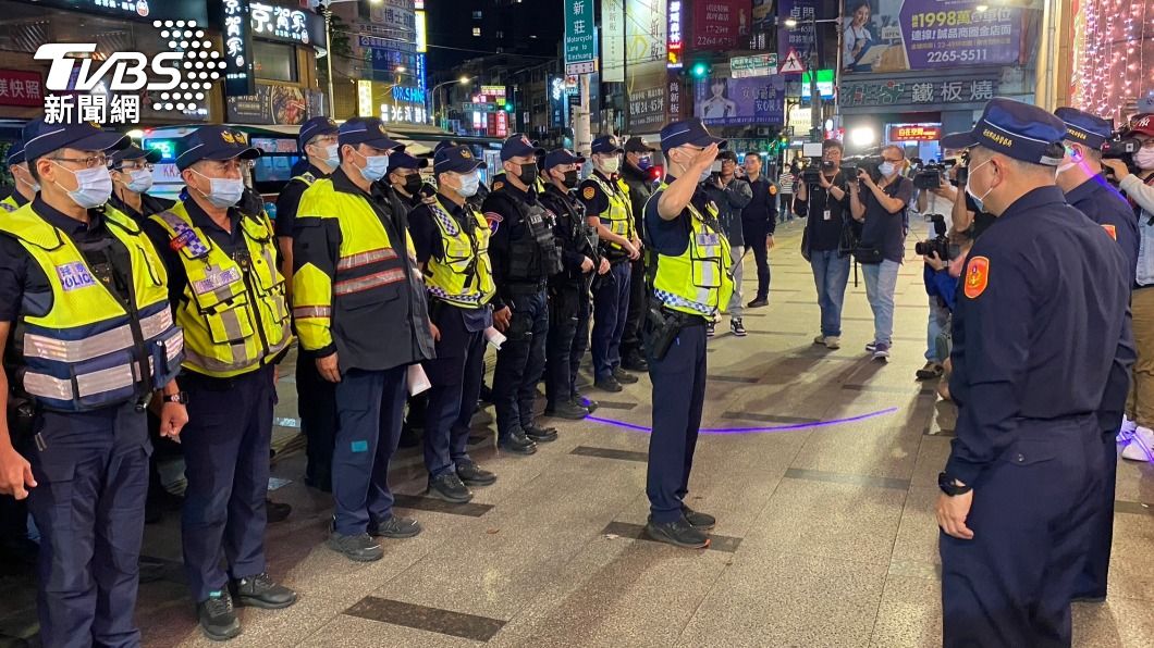 新北市警局實施括檢勤務。(圖/TVBS)