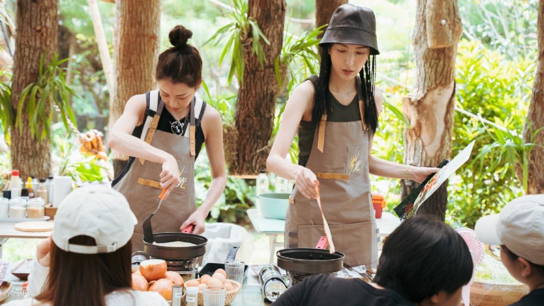 謝欣穎、楊謹華相當認真做早餐。(圖/TVBS)