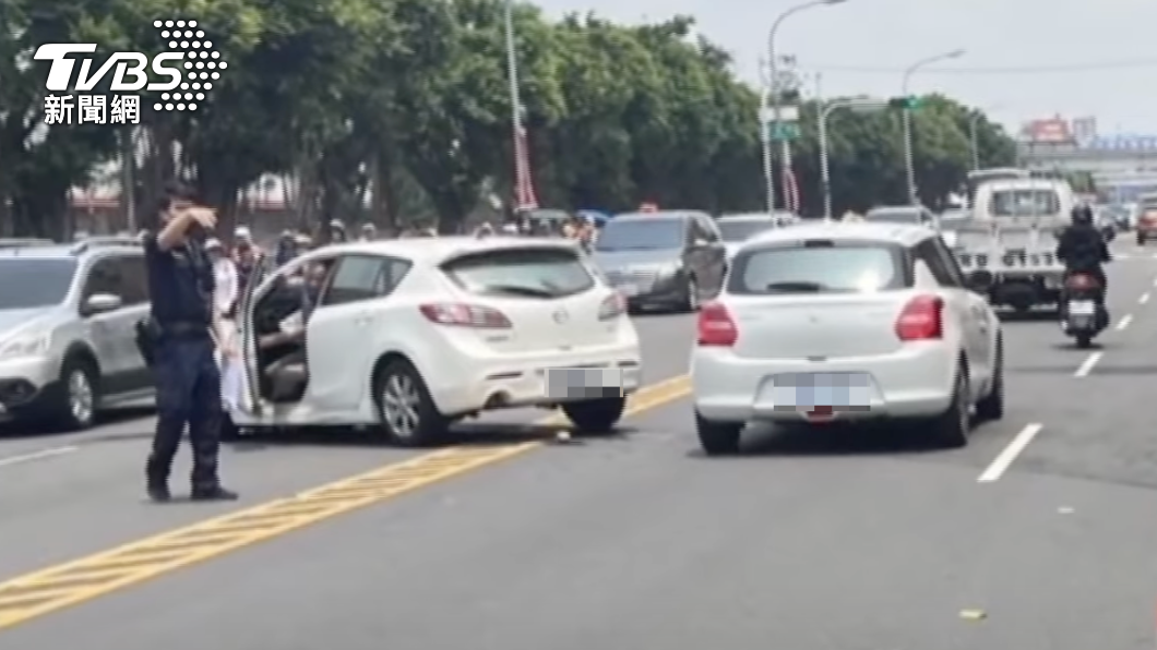 大甲媽進香隊伍在旁邊!白車莫名爆衝 4車連環撞釀9傷