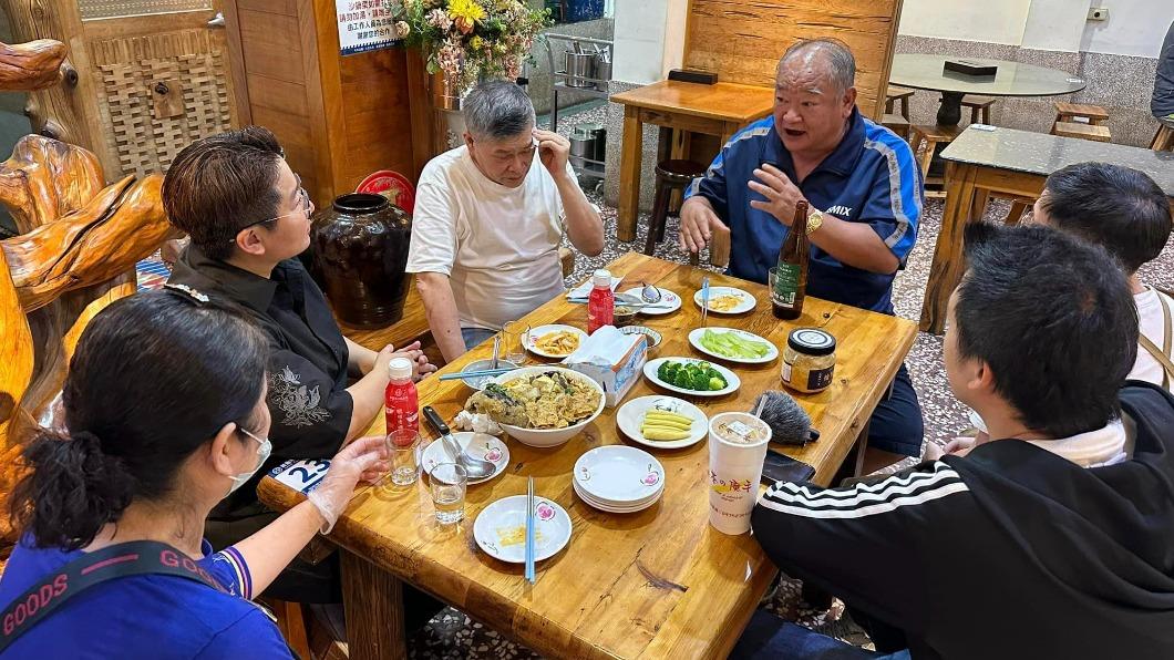 眾人一同共進晚餐。(圖/翻攝自澎恰恰臉書)