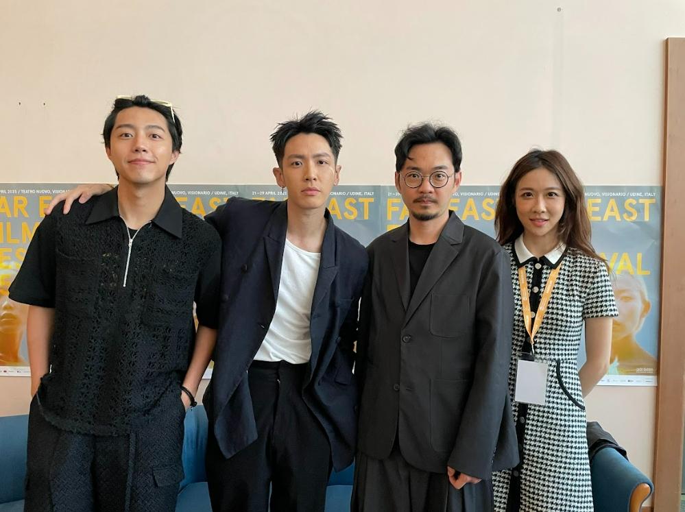 左起蔡凡熙、柯震東與《關於我和鬼變成家人的那件事》導演程偉豪、監製金百倫合影。(圖/禾豐九路提供)