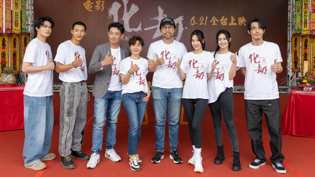 《化劫》劇組左起劉子銓、黃冠智、柯叔元、于子育、導演施文翰、曾莞婷、雷嘉汭、黃騰浩。（圖／台北双喜電影提供）