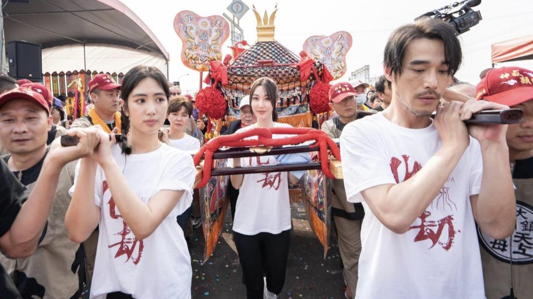 曾莞婷為求化劫卻身陷危險 赴台中大甲媽祖遶境扛鑾轎