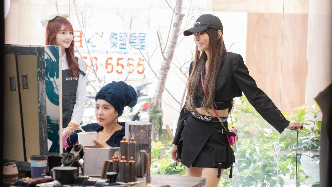 珮含(左)認為謝金燕(右)是很善良、溫暖的姐姐。(圖/TVBS)