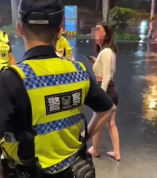 女子被潑熱湯後送醫治療。(圖/翻攝自爆料公社臉書)