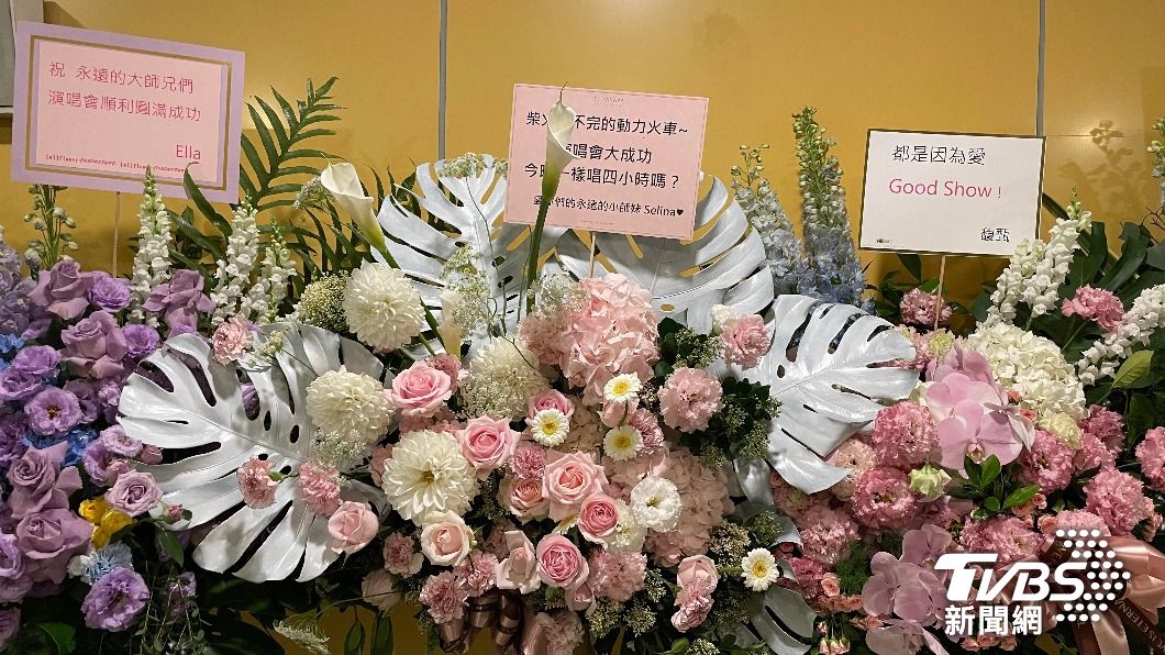 S.H.E一起送花籃祝賀動力火車演唱會成功。(圖/陳薈涵攝)