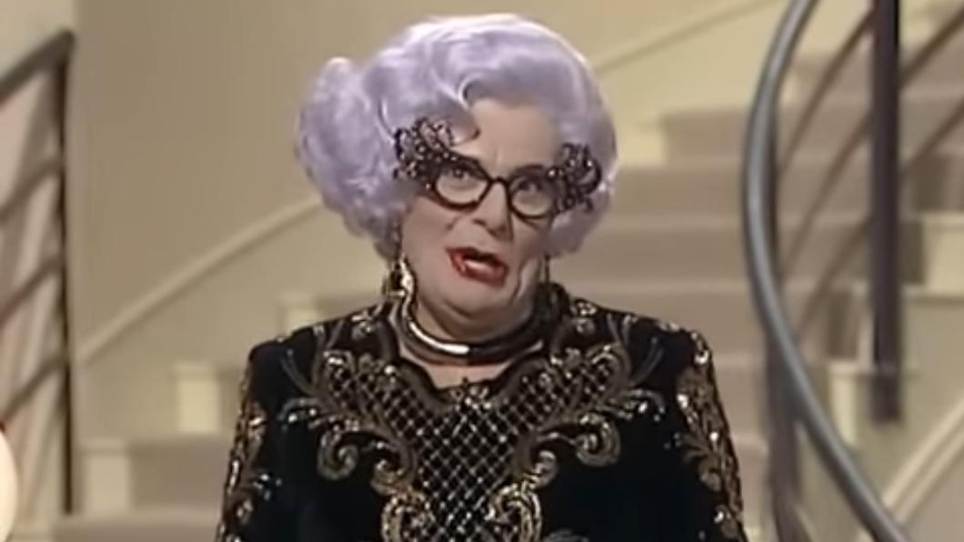 韓福瑞斯男扮女裝扮,創造家庭主婦埃德娜(Dame Edna Everage)經典角色。(圖/翻攝自YT)
