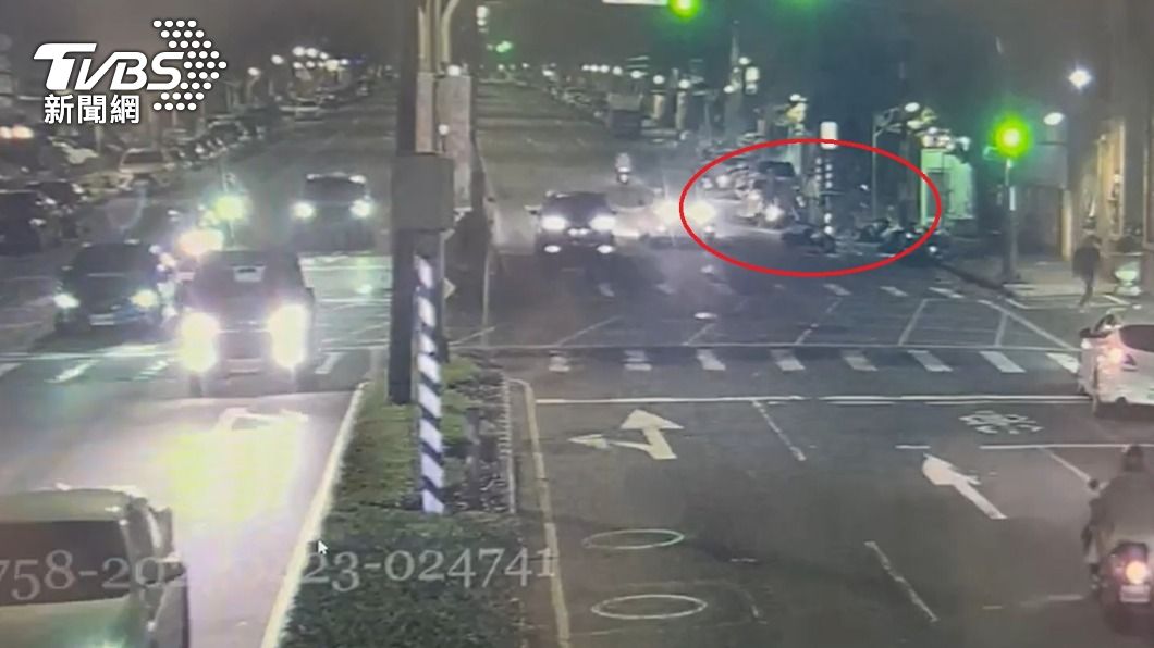 監視器拍下雙方當街亂鬥。（圖／TVBS）