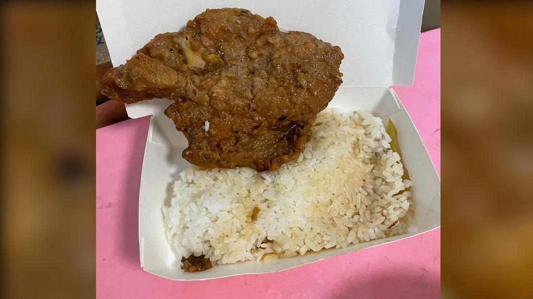 真「排骨飯」80元!她怒丟負評 老闆嗆:不然會出現雞腿?
