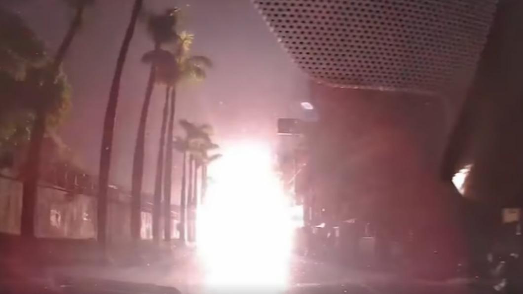 碰一下真大聲!高雄電桿爆炸泛強光 駕駛直擊驚:嚇死人