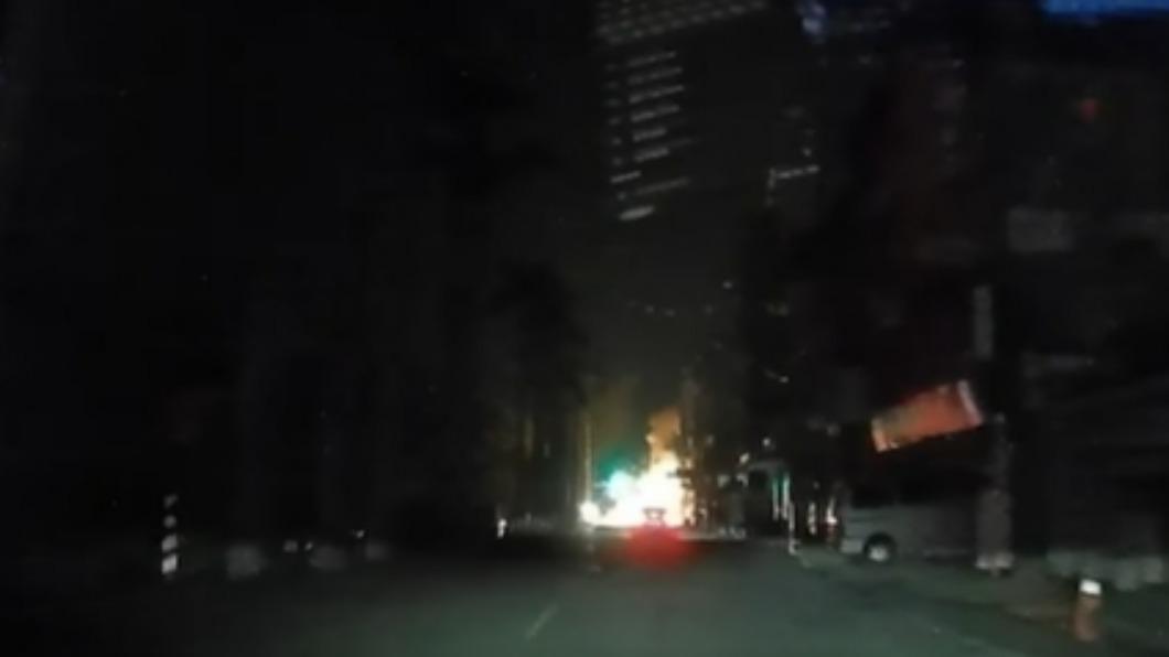 爆炸完火花四濺。(圖/翻攝自爆料公社)