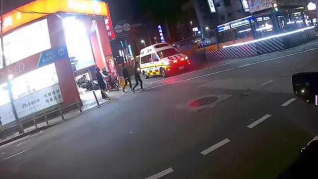 救護車出勤也得禮讓行人? 網友直擊痛批:矯枉過正