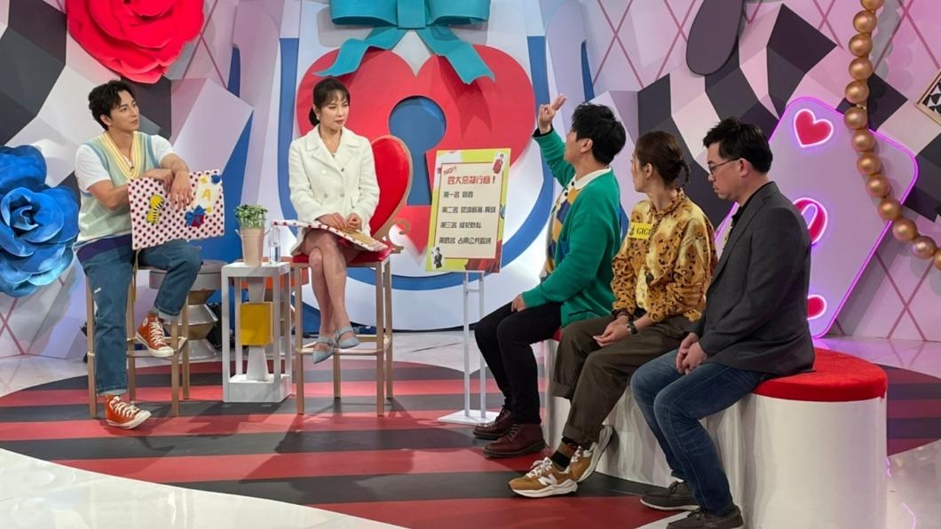 小煜(左1起)和天心主持節目。(圖/三立提供)