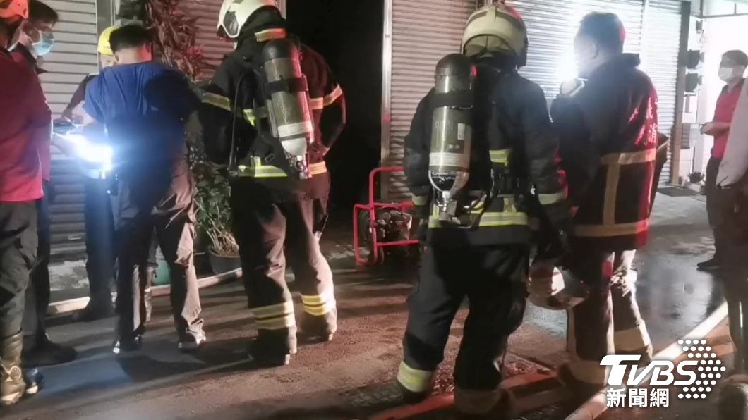 警消第一時間架水線撲滅火勢。（圖／TVBS）