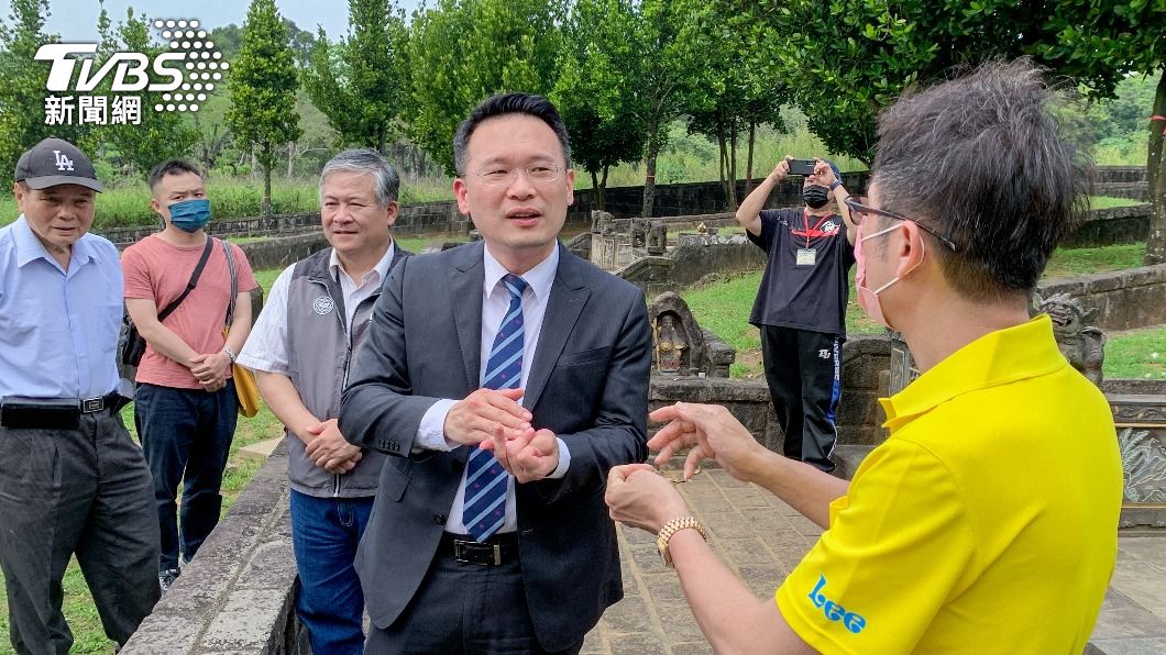 桃園市副市長蘇俊賓日前偕同各局處赴「李金興墓園」現勘。(圖/桃園市政府提供)
