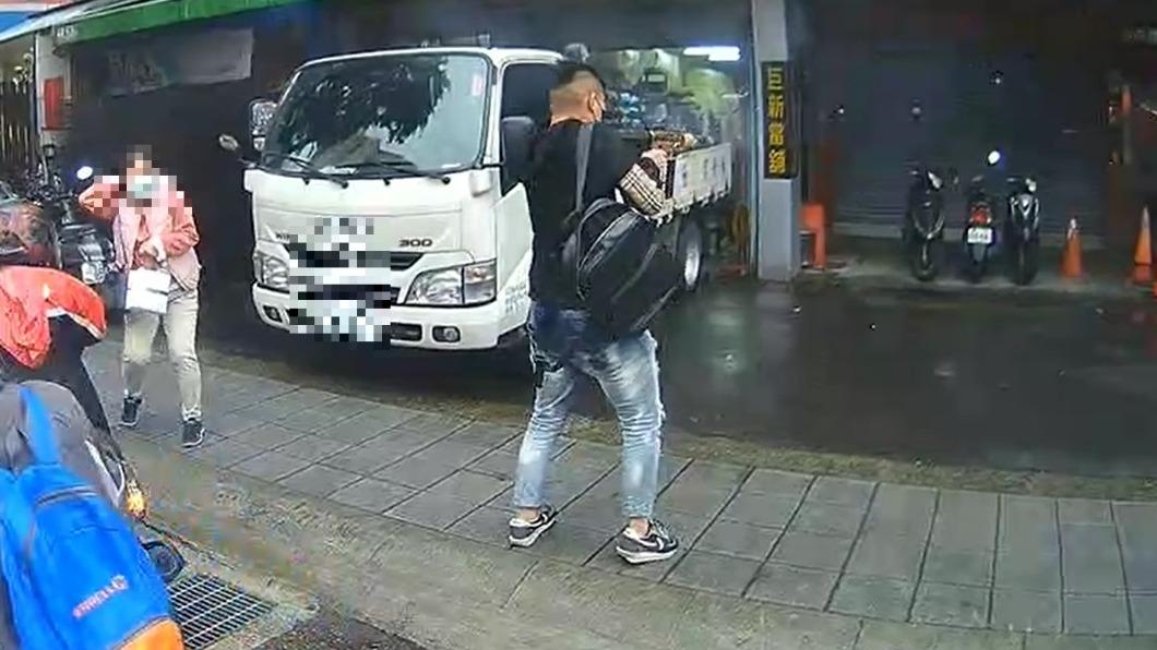 劉姓少年持改造衝鋒槍掃射當鋪。(圖/翻攝記者爆料網)