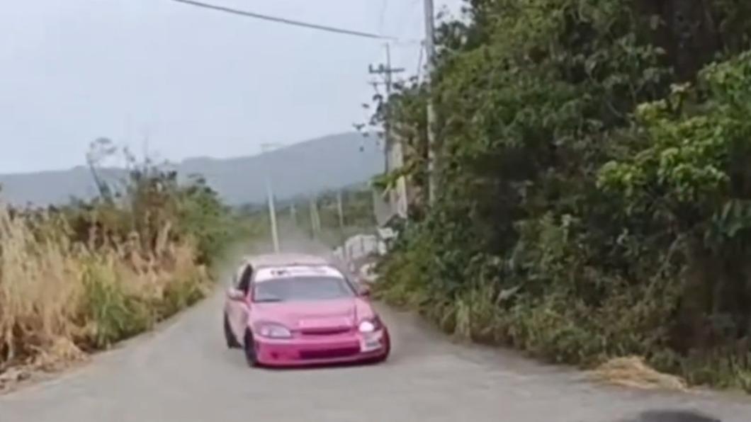 粉色賽車失速一路隨慣性往外甩。（圖／917亮助彎提供）